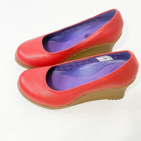 Crocs A-Leigh NWOB Sz 8 Red Closed-Toe Leather Wedge Sandals - Picture 11 of 12